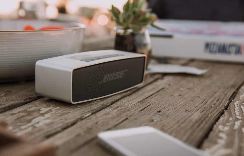 bose-soundlink-mini-outside.jpg