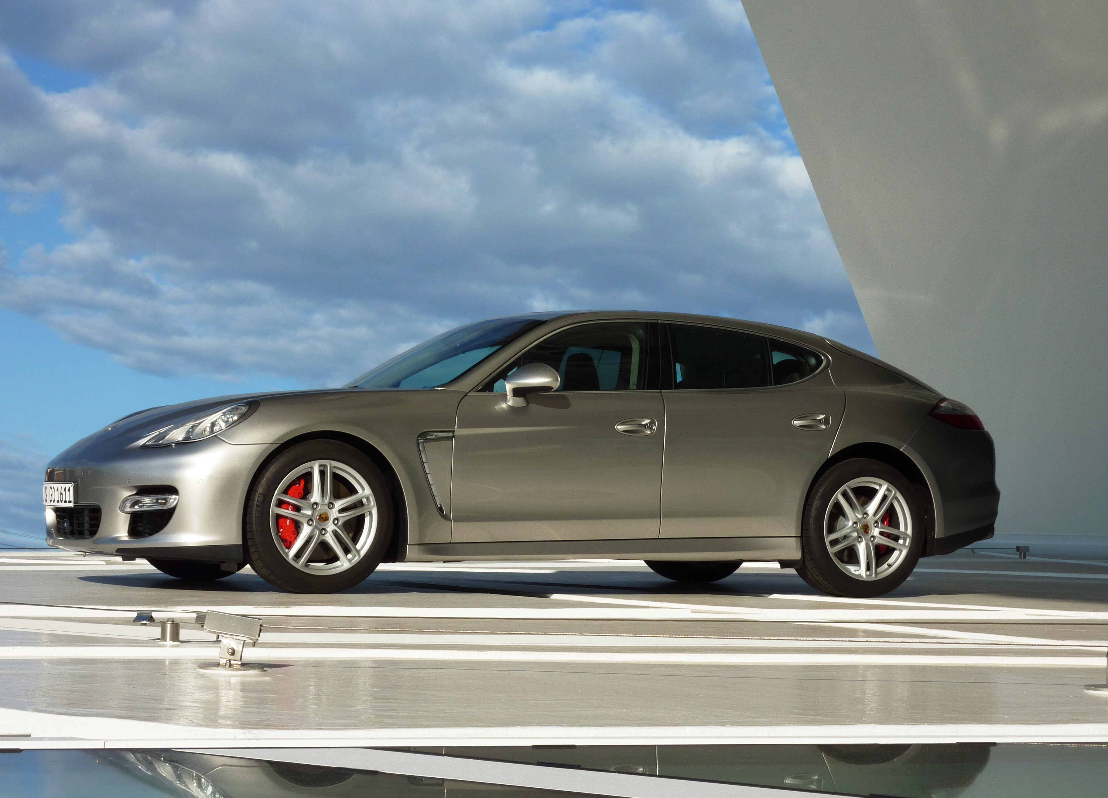 Porsche-Panamera_at_Porsche-Museum.JPG