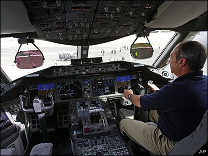 100720_Boeing_787_cockpit.jpg