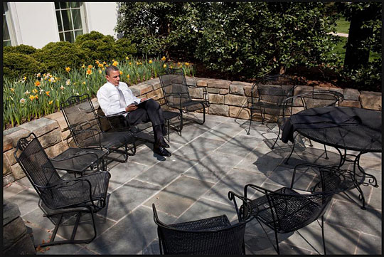 funny-Obama-sitting-alone.jpg