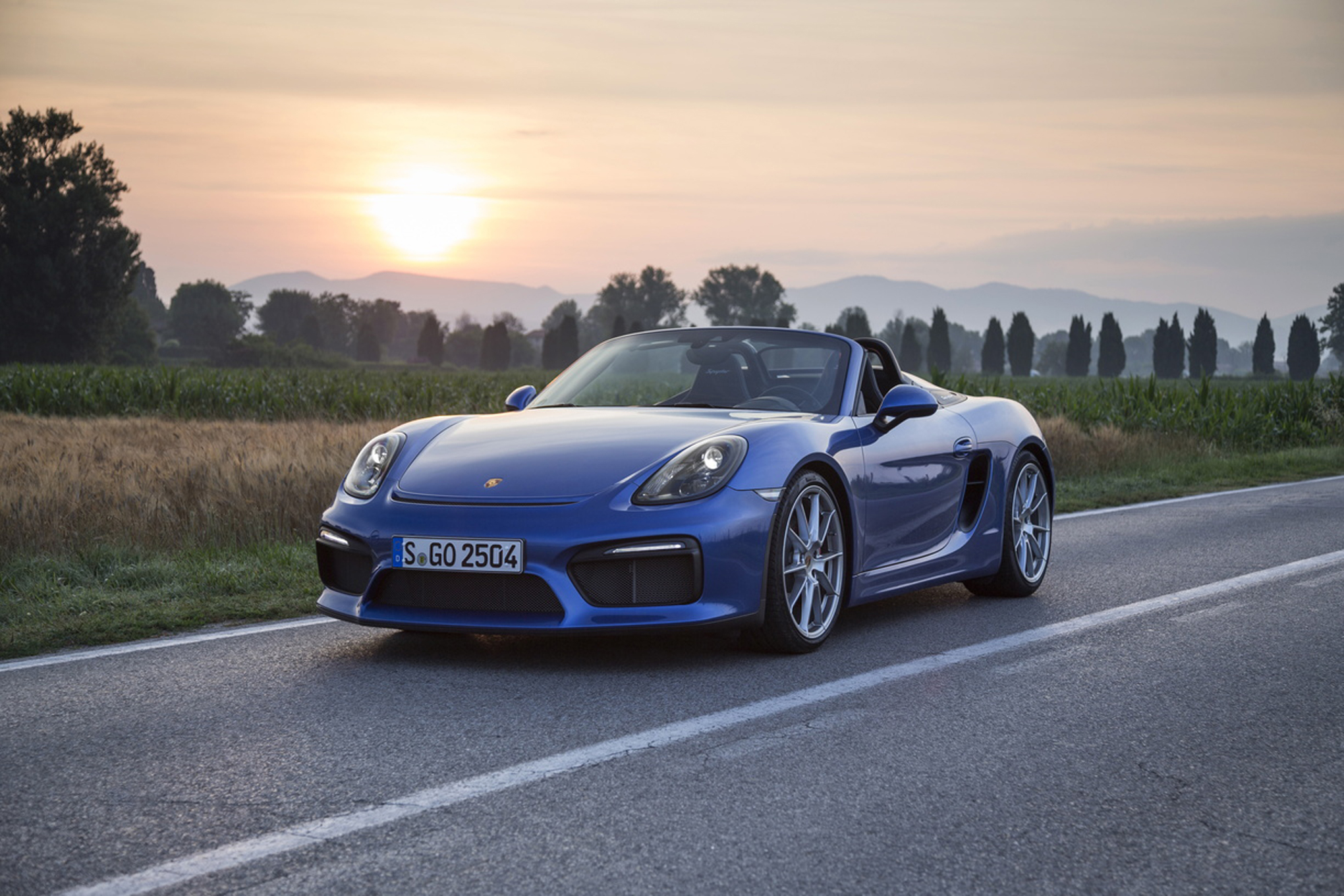 2016-Porsche-Boxster-Spyder-front-three-quarter-in-motion-08.jpg