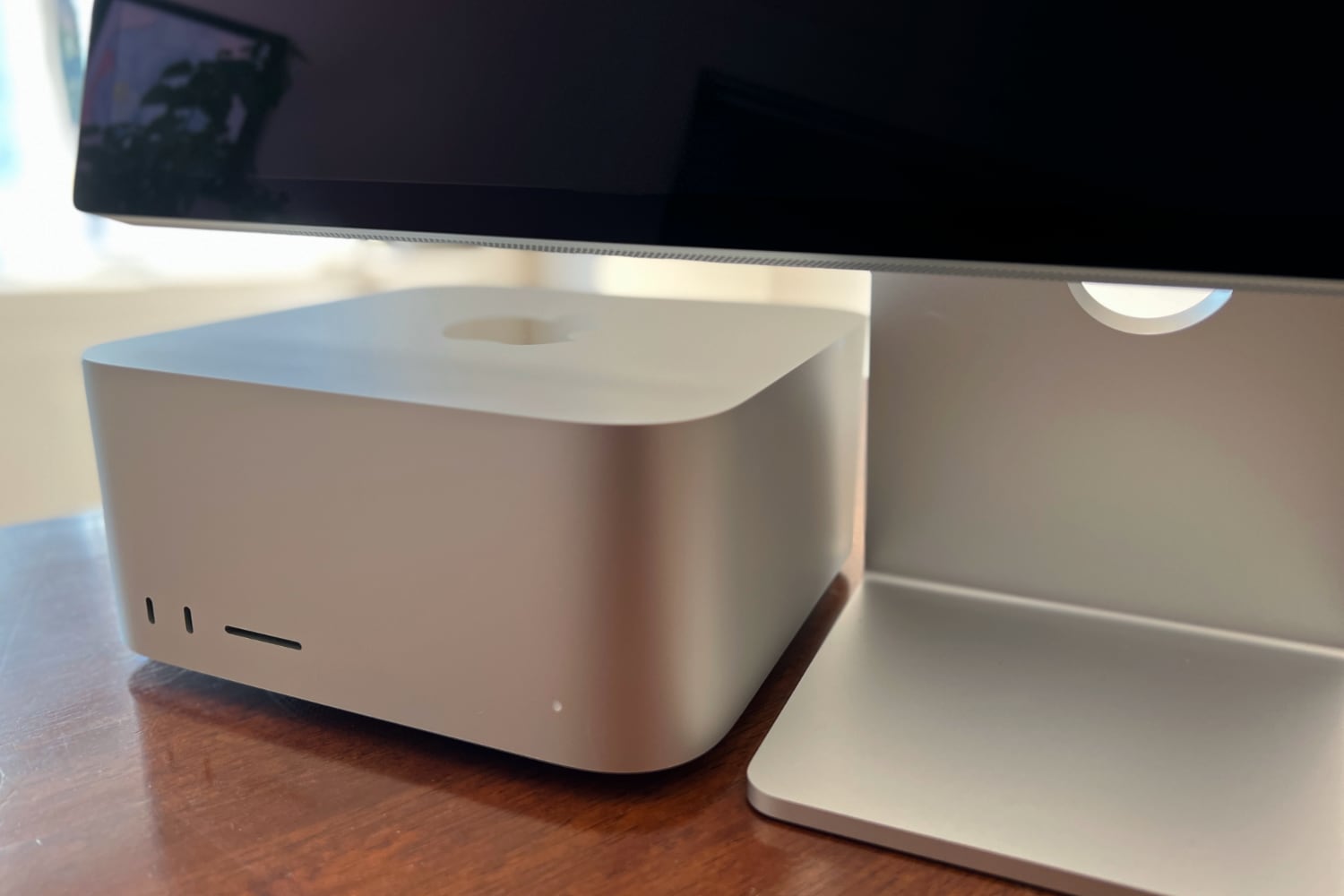 mac-studio-under-display-angle.jpg