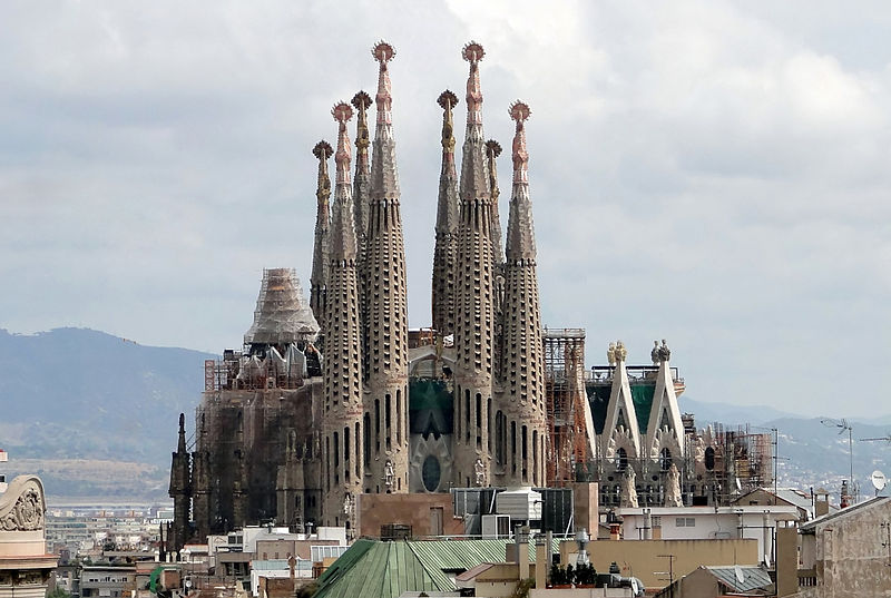 800px-Sagrada_Familia_01.jpg