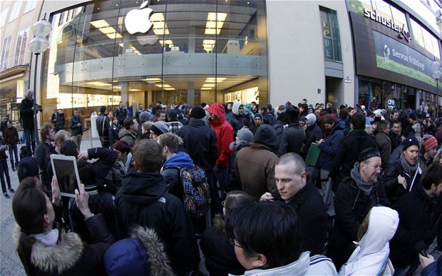 Waiting-at-Apple-Store1.jpg