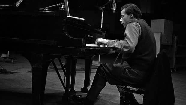 li-gould-piano3-hunstein-sony.jpg